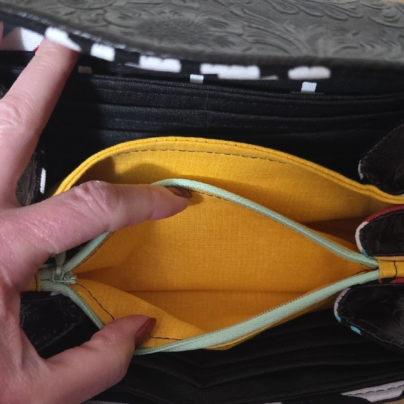 Chic Black Embossed Floral Clutch - Picture 5 of 7